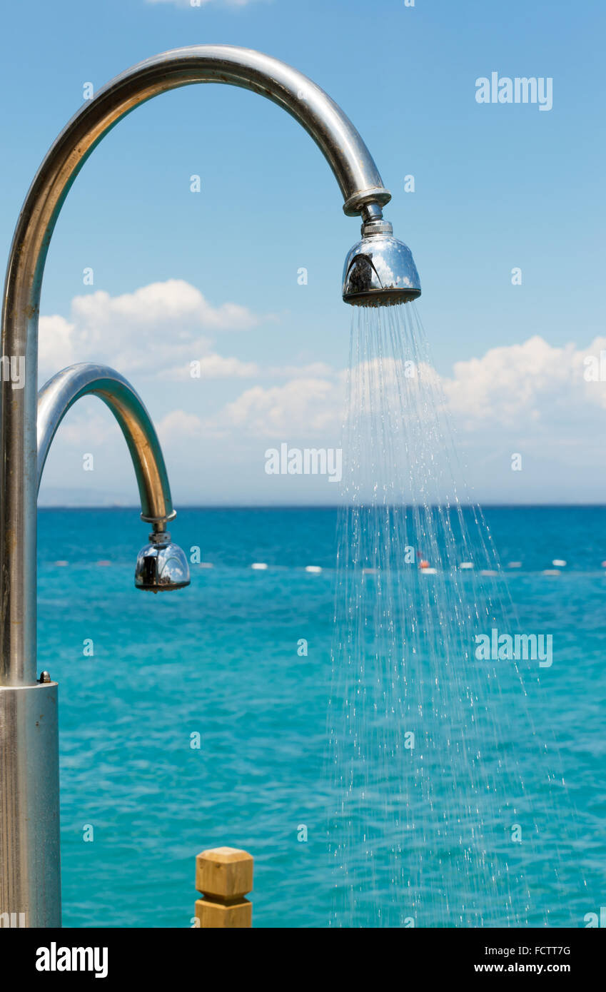 Dusche am Meer Hintergrund Stockfoto