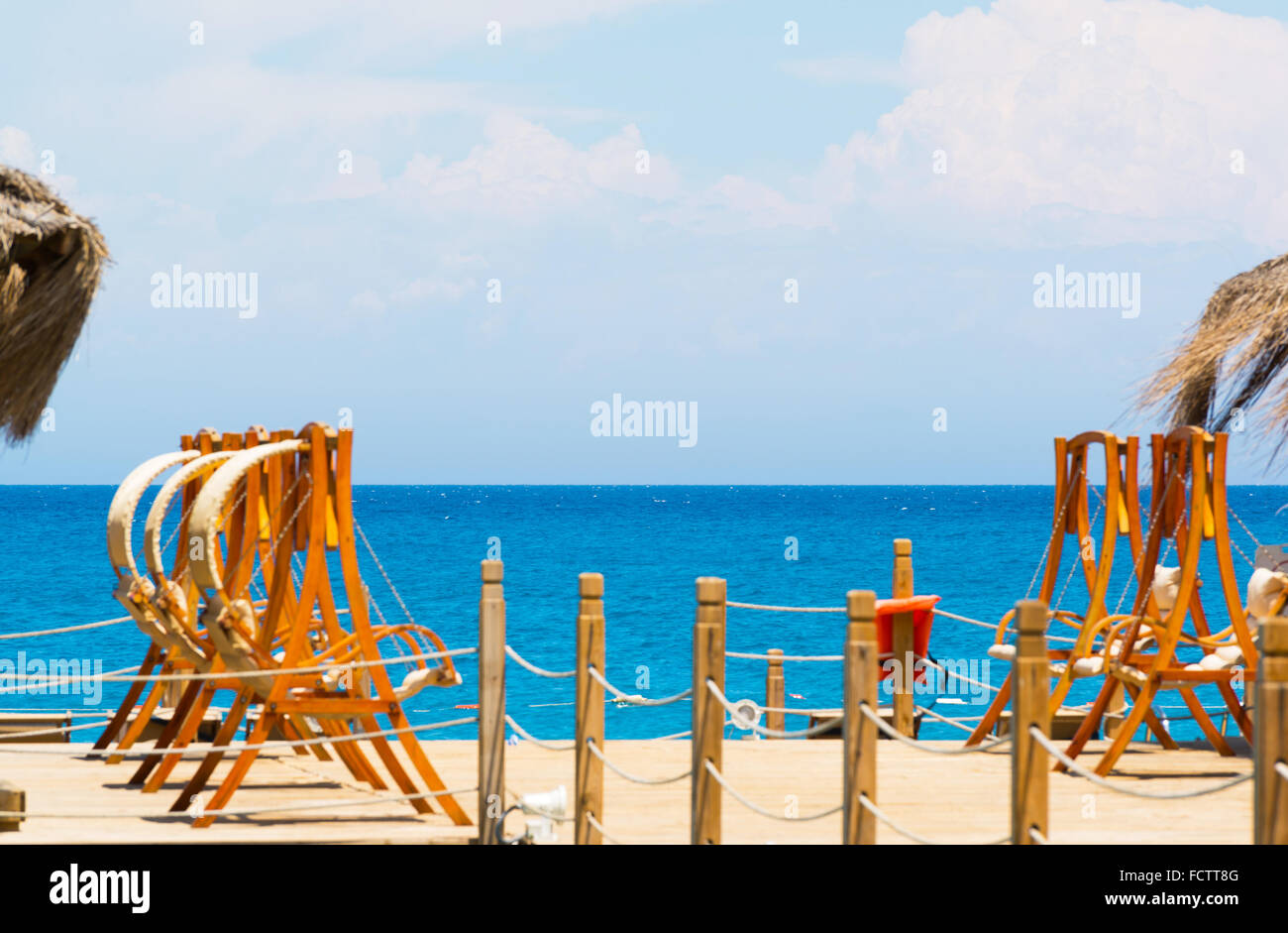 Schwingen Sie am Strand vor dem Meer Stockfoto