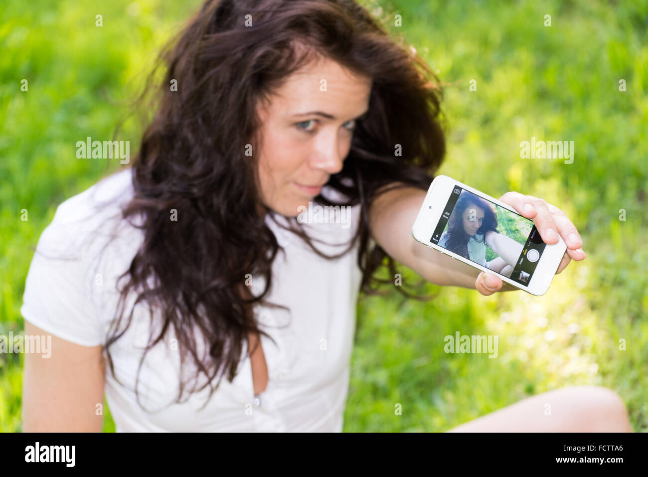 Mädchen Fotos selbst ein Handy Stockfoto