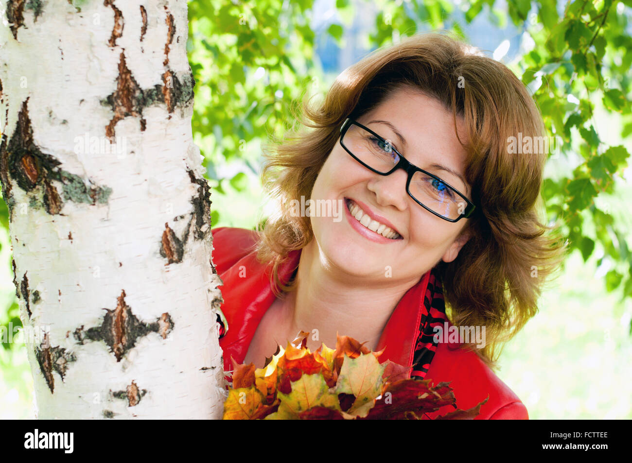 Frau mit Brille im park Stockfoto