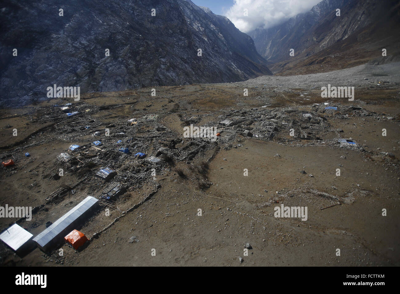 Langtang, Nepal. 25. Januar 2016. Eine Luftaufnahme des Langtang Dorf ist gesehen, nachdem es auf der 25. April 2015-Erdbeben im Rasuwa Distrikt nördlich von Nepal am Montag, 25 Januar, 16 zerstört wurde. Langtang ist eine Region in der Himalaya Nepals nördlich von Kathmandu-Tal und angrenzenden Tibet. Mehrheit der Region Langtang Dorf ist unter einem Erdrutsch begraben, die nach dem schweren Erdbeben aufgetreten sind, die mehr als 9.000 Menschen in Nepal ums Leben. © Skanda Gautam/ZUMA Draht/Alamy Live-Nachrichten Stockfoto