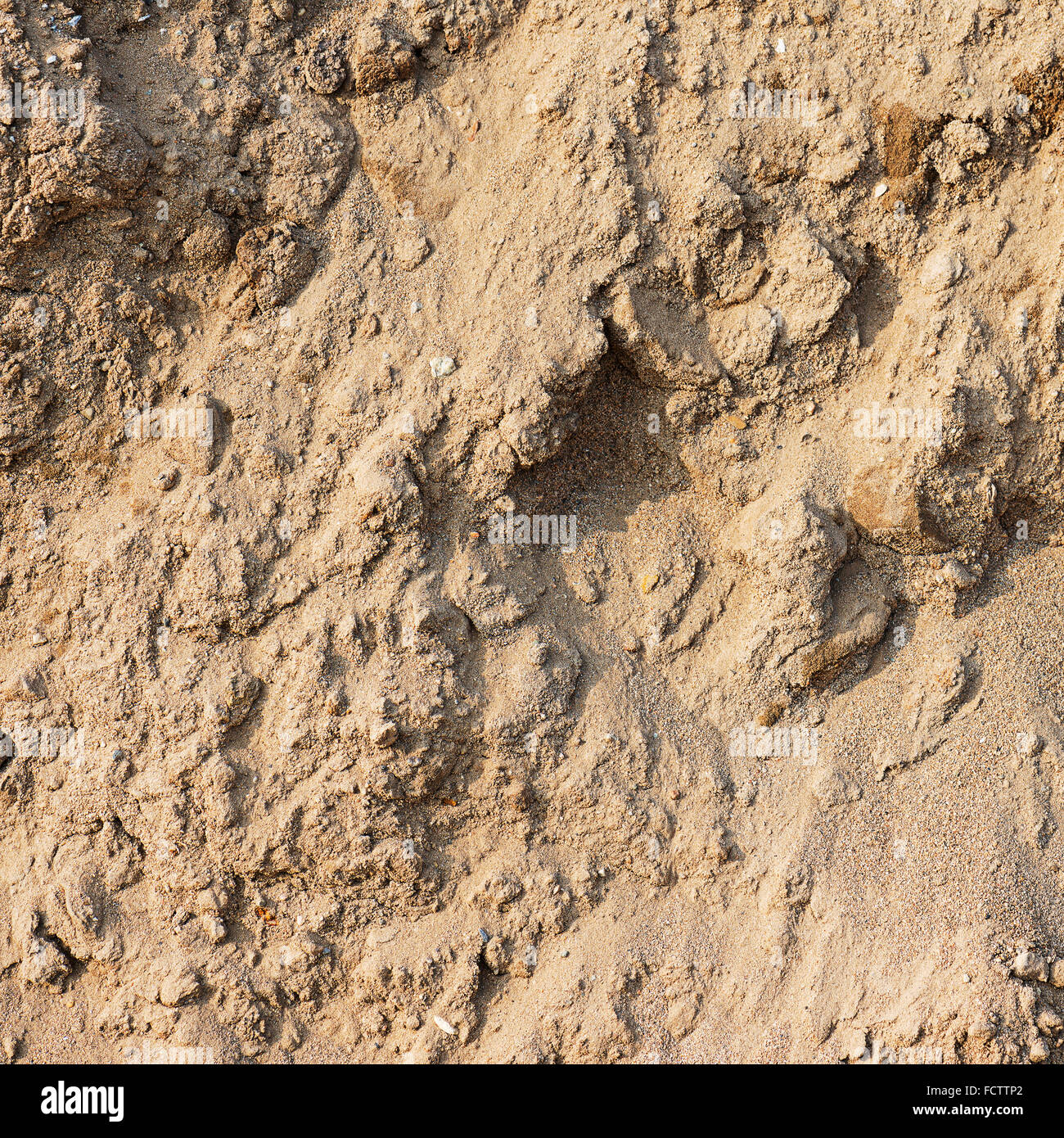 Berge von Sand auf Baustelle. Natur-Hintergrund. Stockfoto