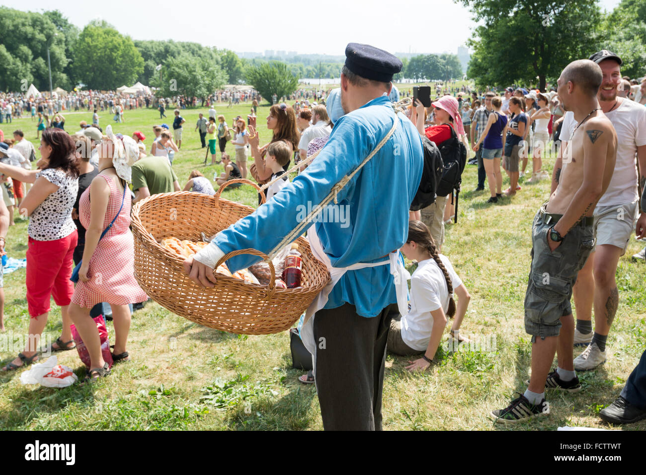 Moskau - 7. Juni 2014: Chapman und Menschen mit einem Korb auf dem historischen Festival "The Times und Epoche". Russland. Stockfoto