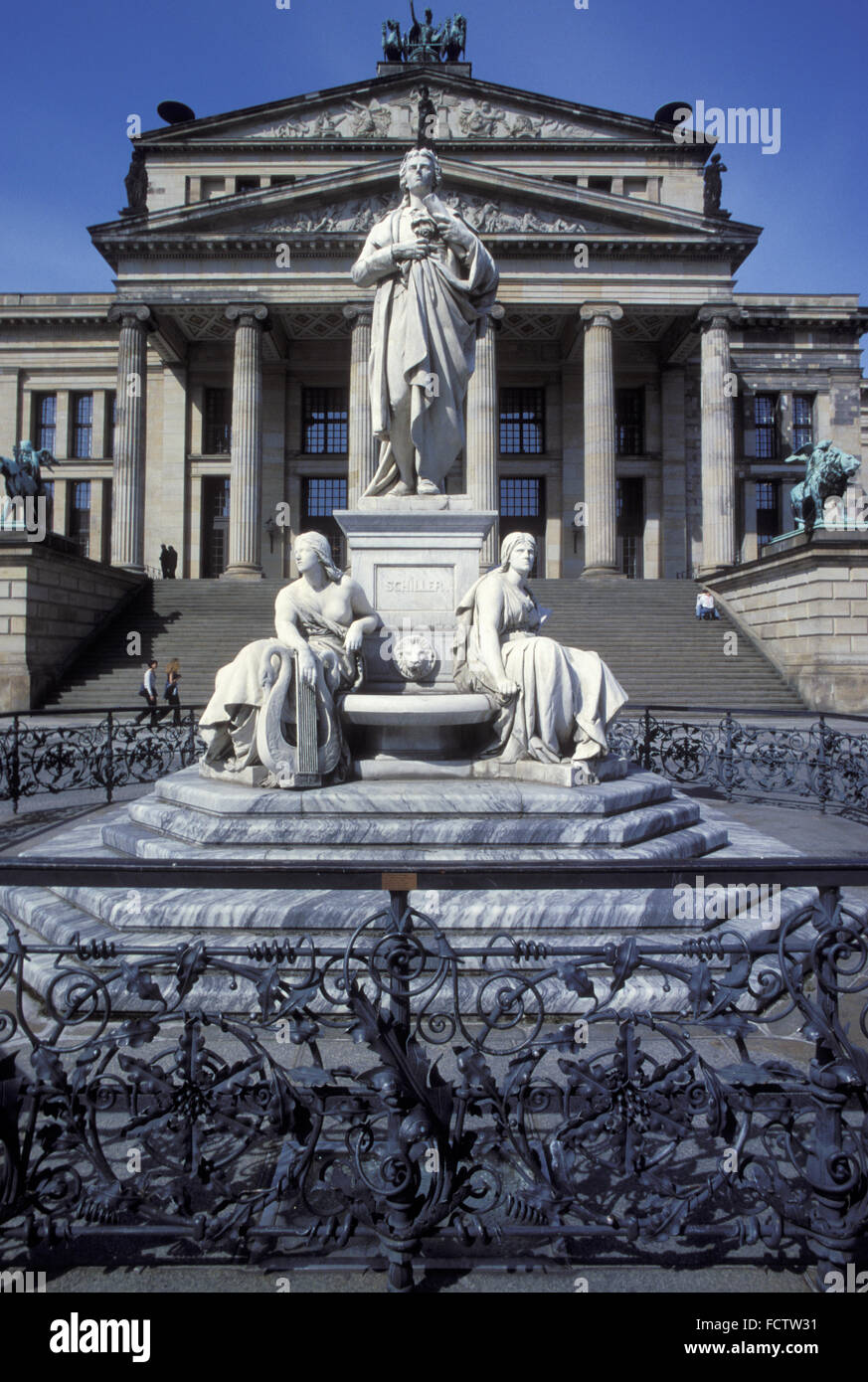 DEU, Deutschland, Berlin, Schiller-Denkmal vor dem Schauspielhaus in der Gendarmenmarket.  DEU, Deutschland, Berlin, da Stockfoto