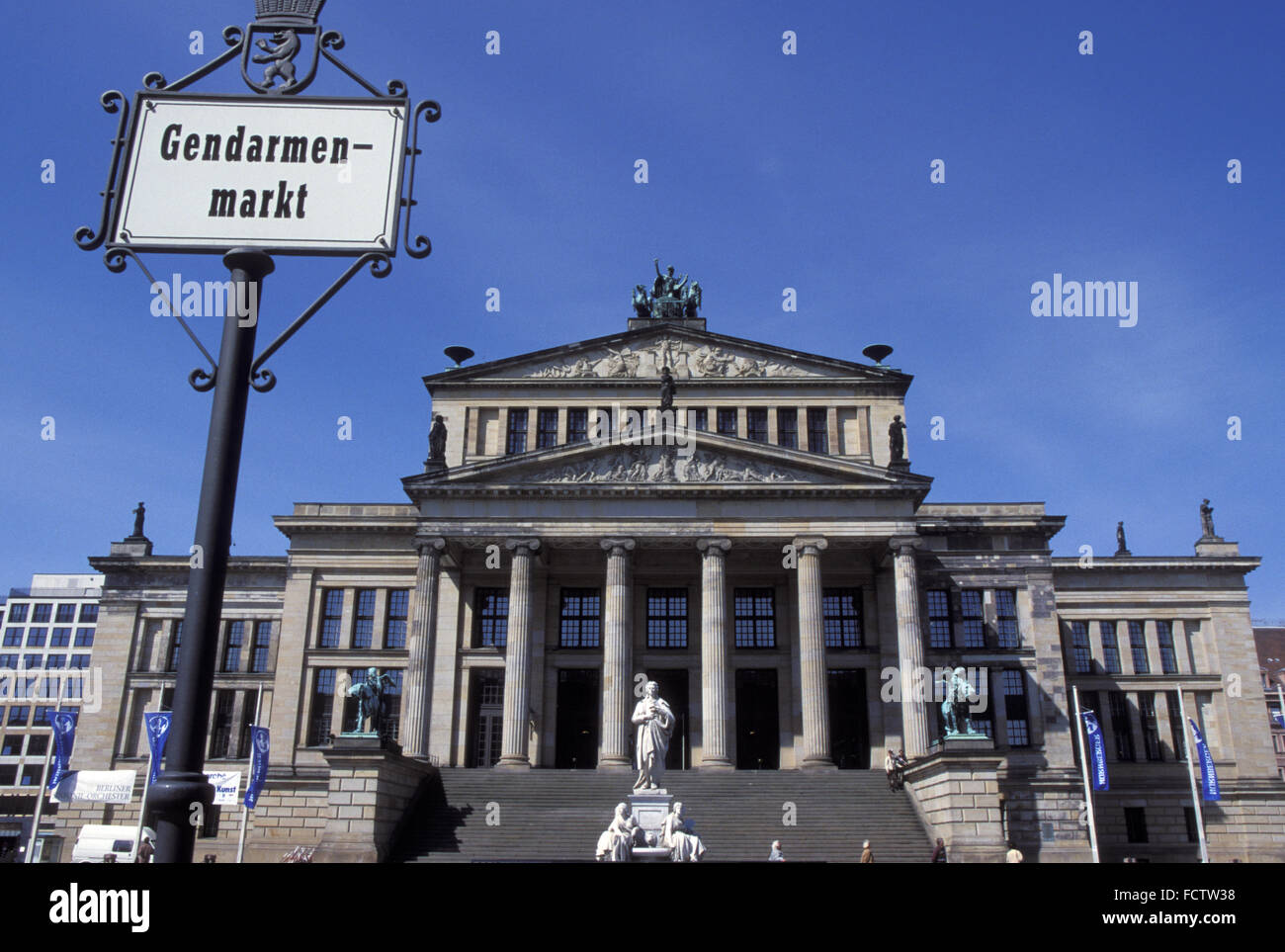 DEU, Deutschland, Berlin, Schiller-Denkmal vor dem Schauspielhaus in der Gendarmenmarket.  DEU, Deutschland, Berlin, da Stockfoto