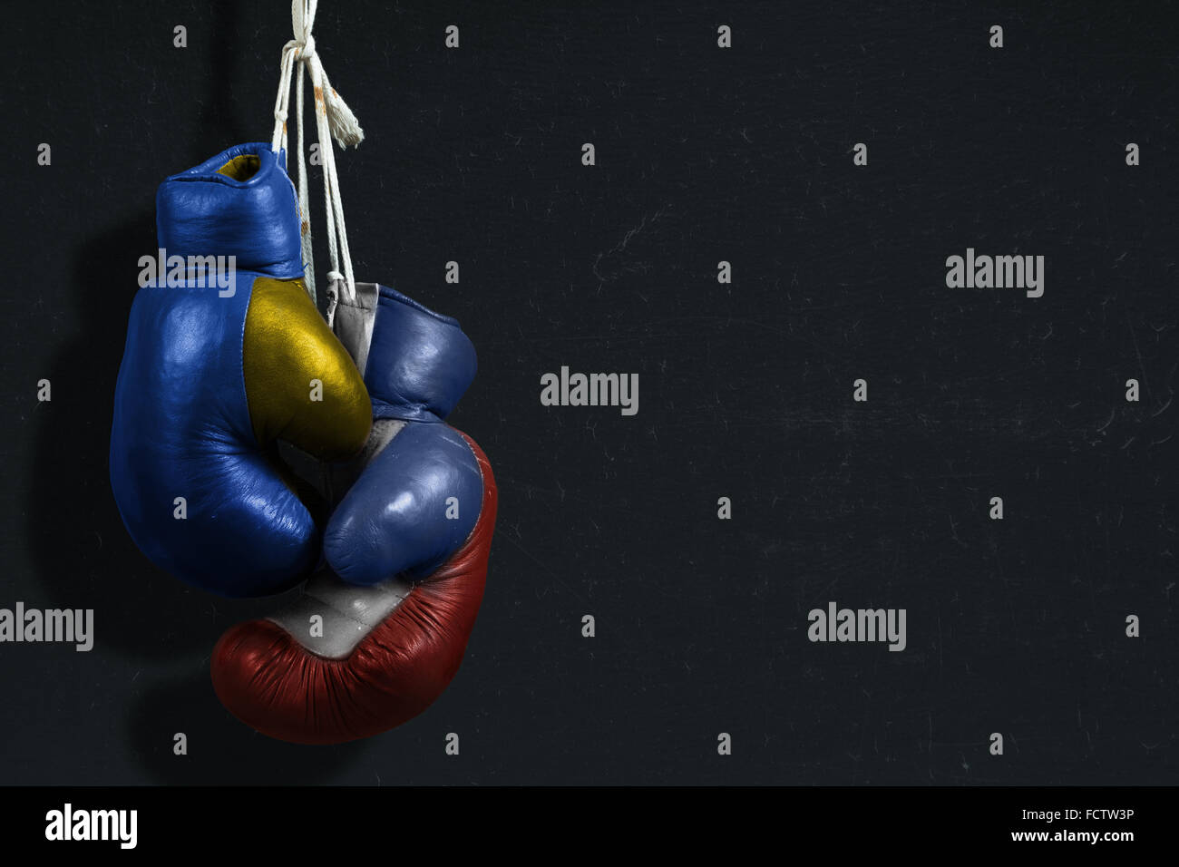 Der Konflikt zwischen der Ukraine und Russland symbolisiert mit Boxhandschuhen Stockfoto