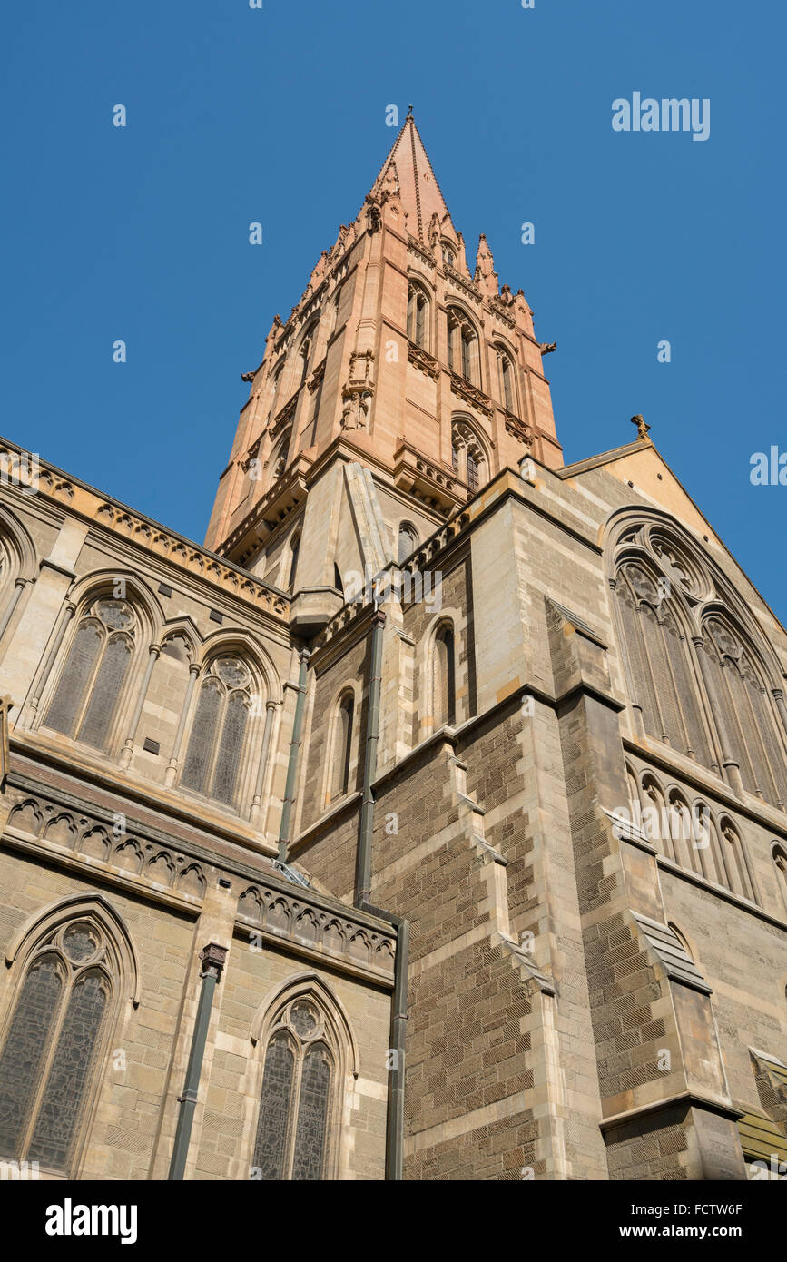 Kirche gegen blauen Himmel Stockfoto