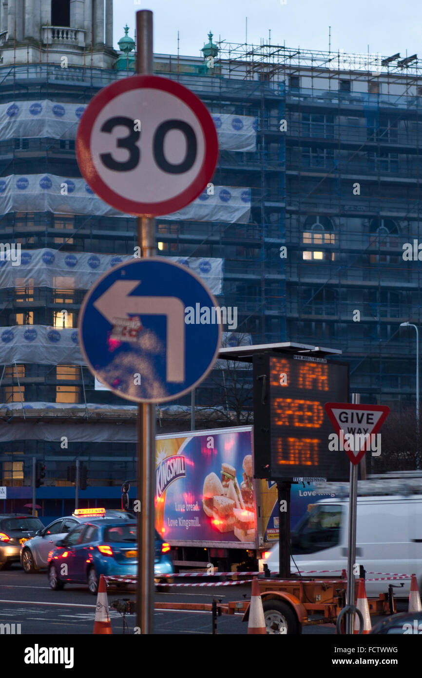 Belfast, UK. 25. Januar 2016. Als Bestandteil der NI Straßenverkehrssicherheit Strategie 2020 einführen für regionale Entwicklung Nordirland hat die Abteilung eine Geschwindigkeitsbegrenzung von 20 km/h im Stadtzentrum von Belfast; mit Wirkung vom Sonntag, 31. Januar 2016. Diese Strategie tauchte erstmals im Juli 2014. Zum Zeitpunkt der DRD sagte: "Wir haben gesagt, unser Engagement in der NI Straßenverkehrssicherheit Strategie 2020 20 mph Pilot unterzeichnet nur Maßnahmen zur Verbesserung der Sicherheit auf unseren Straßen. Eine neue 20 km/h Höchstgeschwindigkeit wird endlich in Kraft treten in Belfast an diesem Wochenende - mehr als drei Monate, nachdem es sollte. Bildnachweis: Bonzo/Alamy Liv Stockfoto