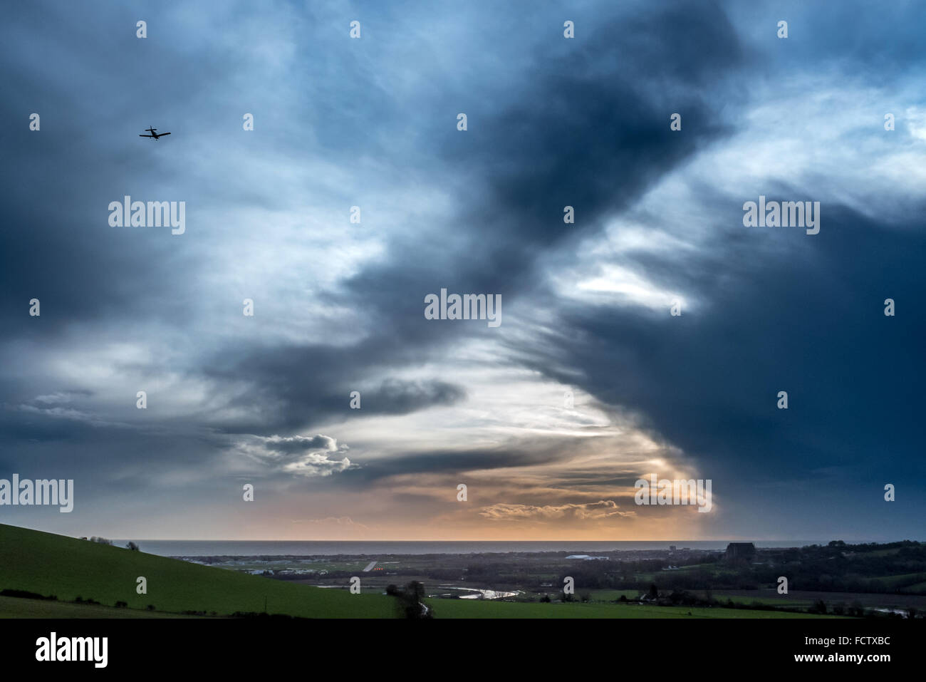 Ein Leichtflugzeug Flughafen Shoreham in West Sussex zu landen, da nähert sich ein Sturm herein. Stockfoto