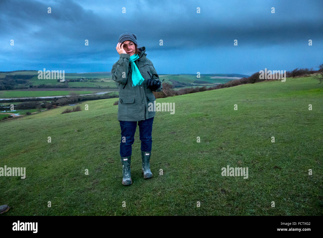 Ein Wanderer auf dem Truleigh Hill, West Sussex, als ein Sturm nähert sich in der Ferne. Stockfoto
