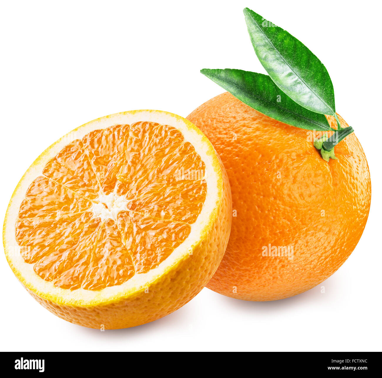 Orange und die Hälfte der Früchte. Datei enthält Beschneidungspfade. Stockfoto