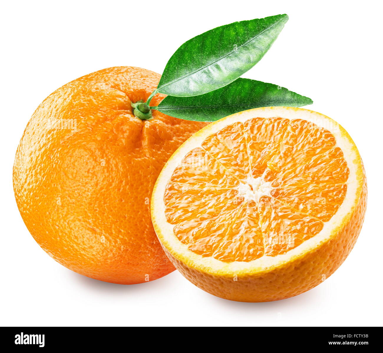 Orange und die Hälfte der Früchte. Datei enthält Beschneidungspfade. Stockfoto