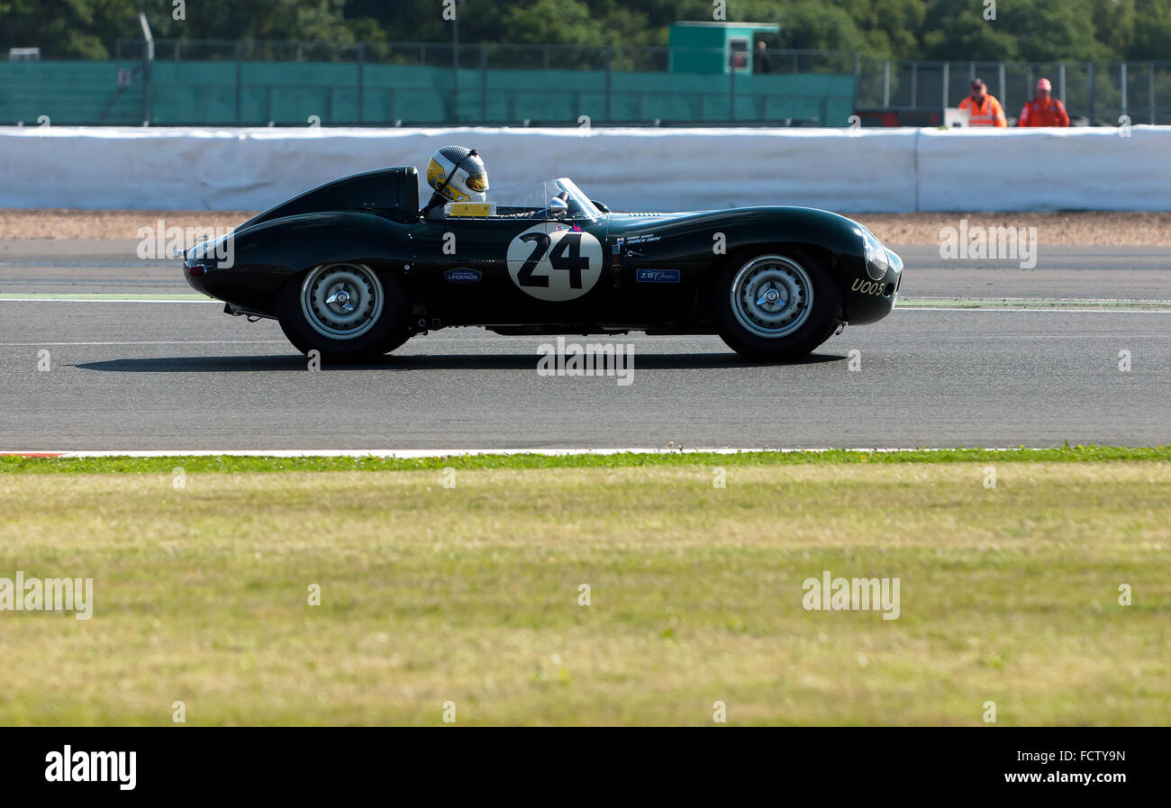 Ein Jaguar d-type, in der Stirling Moss Trophäe für pre' 61 Sportwagen, bei der Silverstone Classic 2015 konkurrierenden Stockfoto