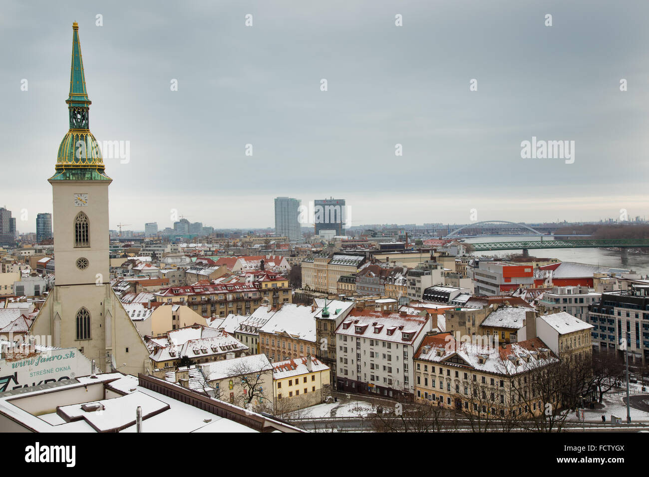 Bratislava, Slowakei - 24. Januar 2016: Winter-Blick auf die Stadt von der Burg Bratislava. Stockfoto