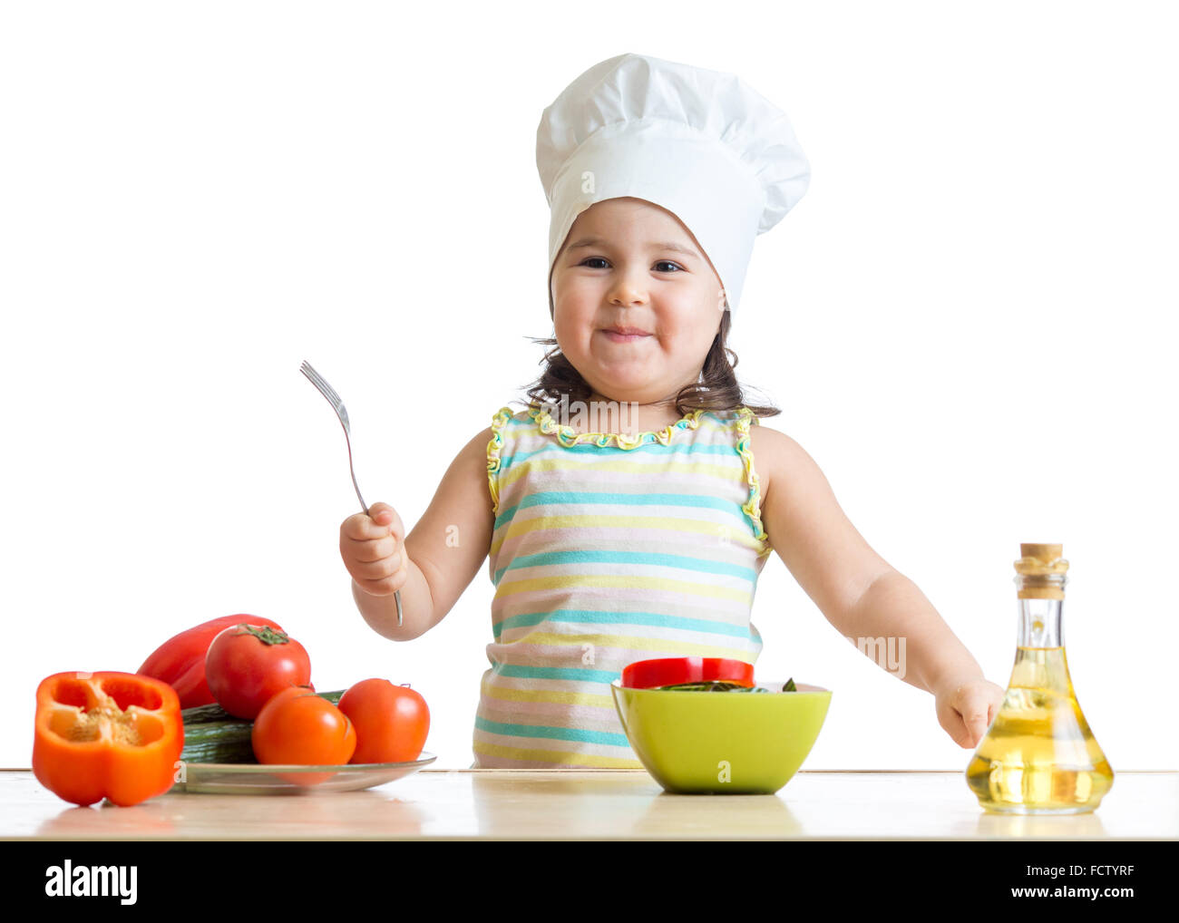 Kind Mädchen Koch Kochen mit frischem Gemüse, gesunde Ernährung Konzept Stockfoto