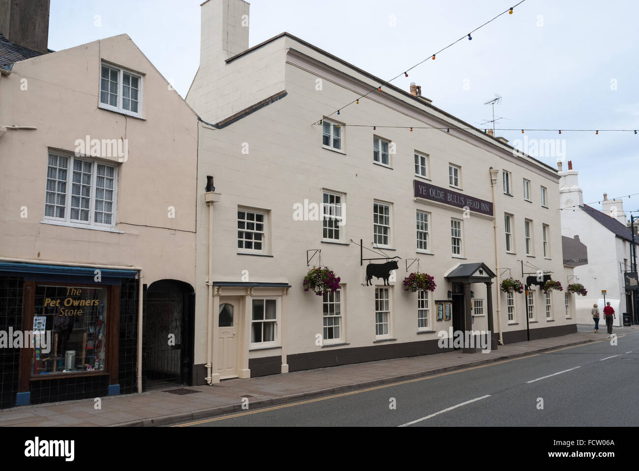 Das 500 Jahre alte Ye Olde Bulls Head Inn Hotel und Restaurant an der Castle Street in Beaumaris Anglesey Stockfoto