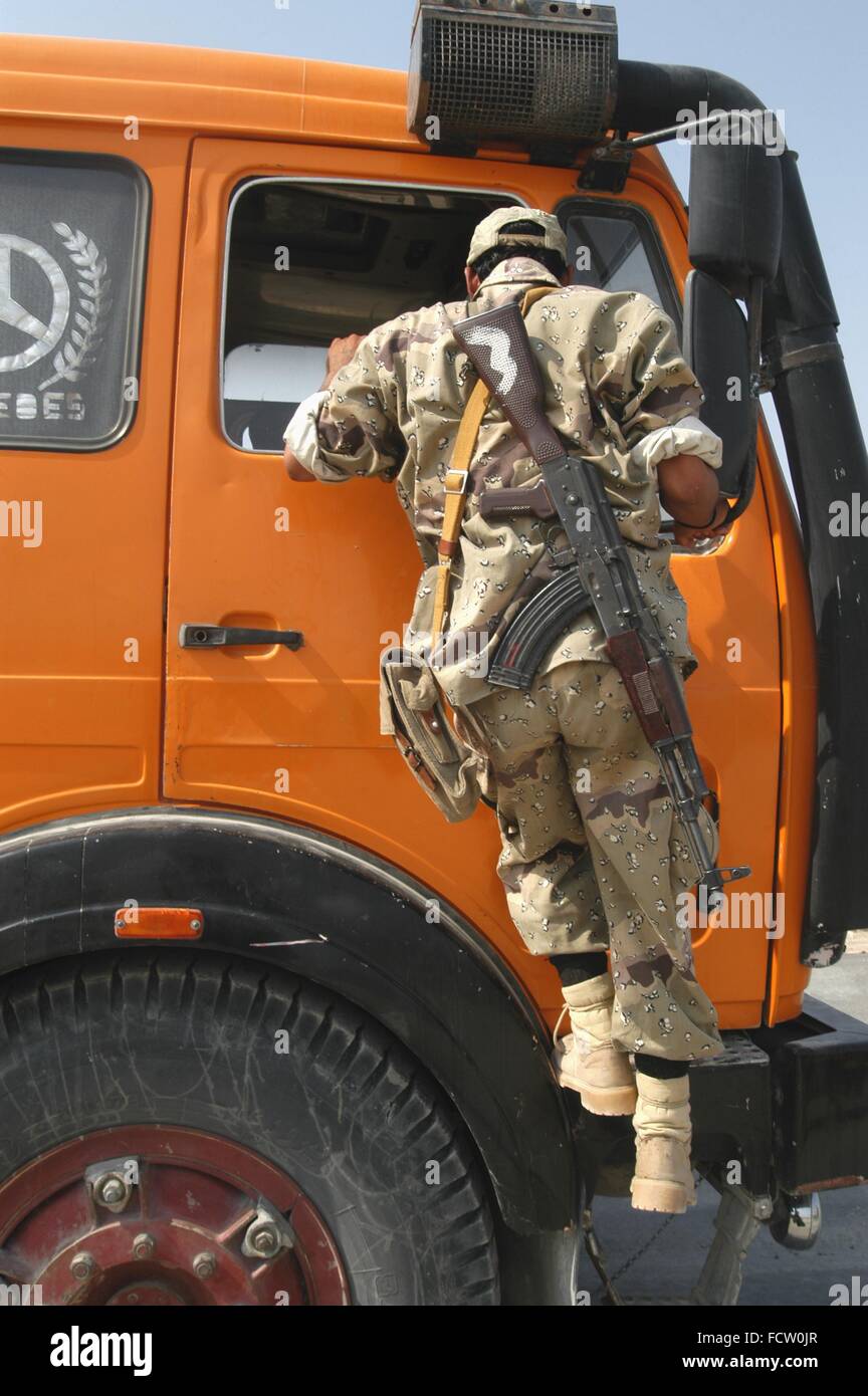 Neue rekonstituierte irakische Armee nach Kriegsende 2003, Checkpoint auf der Autobahn Basra - Nasiriya Stockfoto