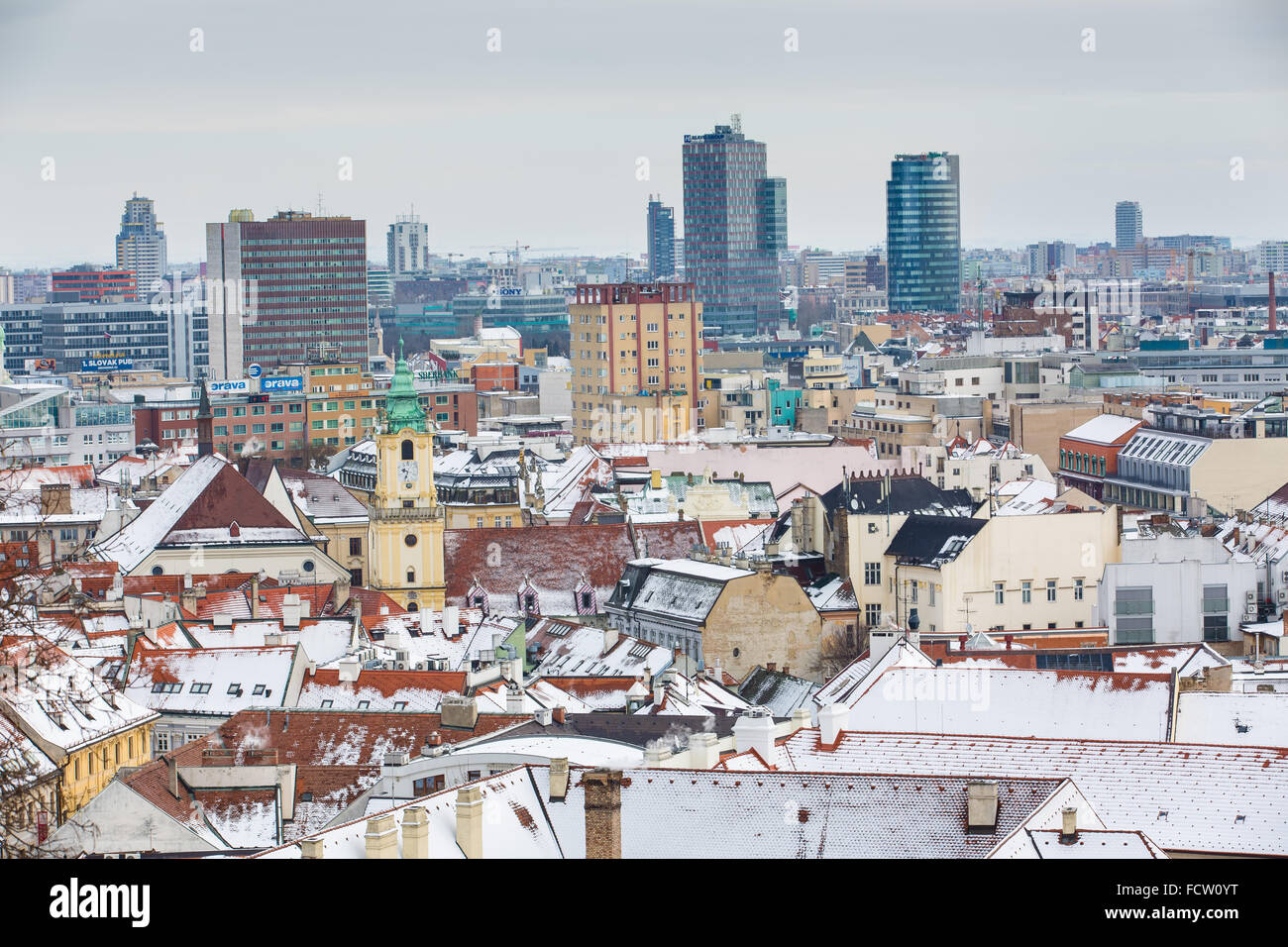 Bratislava, Slowakei - 24. Januar 2016: Winter-Blick auf die Stadt von der Burg Bratislava. Stockfoto