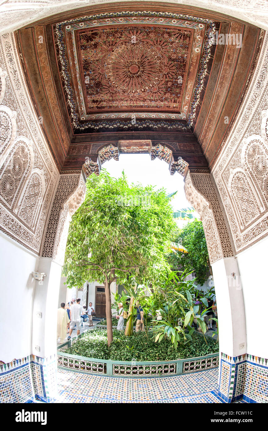 Alkoven und Innenhof der Bahia Palast in Marrakesch, Marokko. Stockfoto