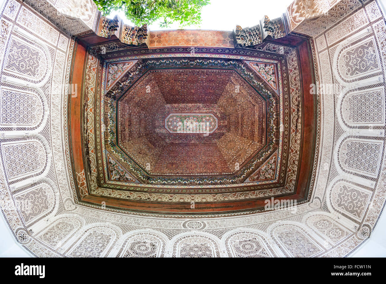 Detail von der Decke in einer Nische der Bahia Palast in Marrakesch, Marokko. Stockfoto