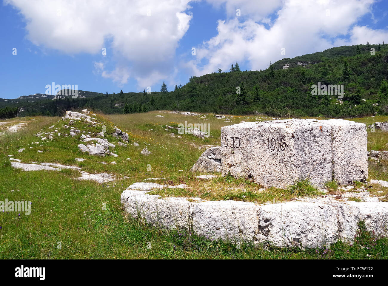 Asiago Hochebene, Veneto, Italien. Meilenstein in der Kaiser-Karl-Straße. Kaiser Karl Straße ist eine Auffahrt auf Plateau Sette Comuni von den Soldaten des Austro-ungarischen Reiches während des ersten Weltkrieges gebaut, das Gebiet nördlich von dem Plateau eine Zufahrt für Kraftfahrzeuge zugänglichen Bereich des Monte Ortigara auszustatten. Stockfoto