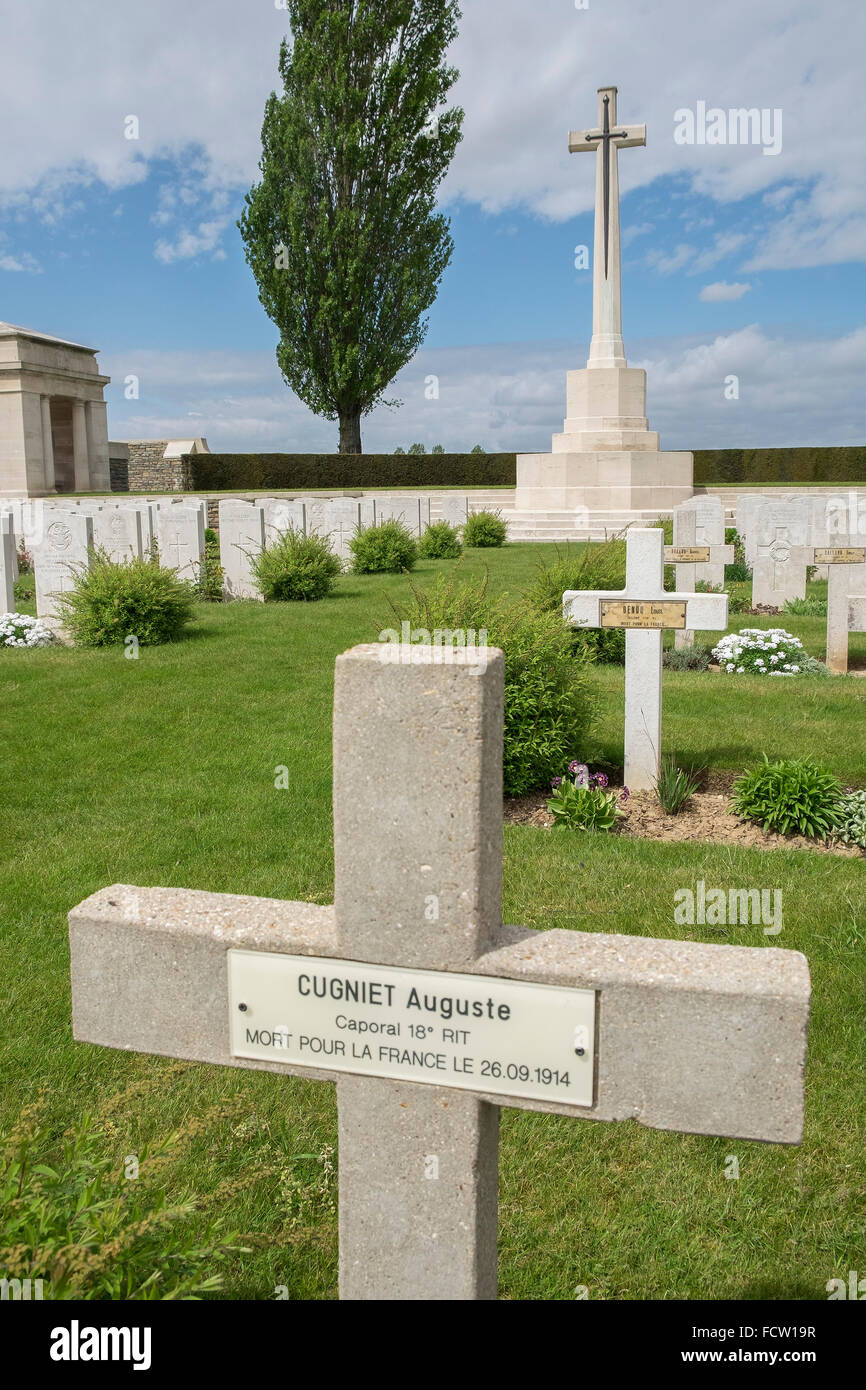 Das Grab Marker eines französischen Soldaten bei der AIF Burial Ground, Flers mit dem Überqueren der Opfer im Hintergrund. Stockfoto