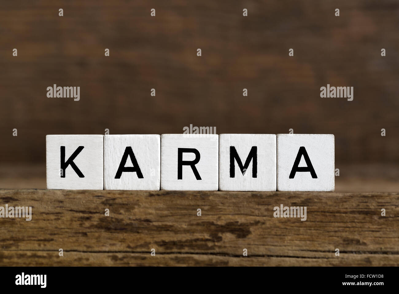 Das Wort Karma in Würfel auf hölzernen Hintergrund geschrieben Stockfoto