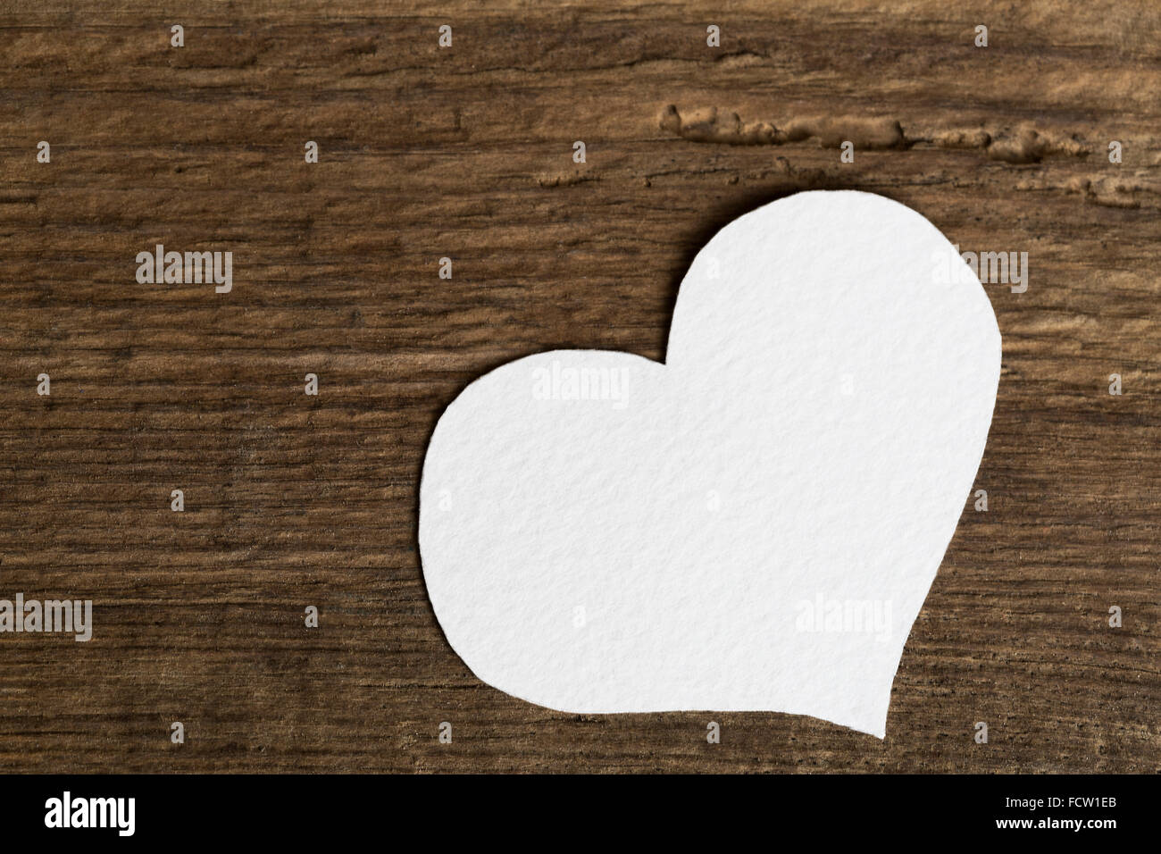 White Paper Heart auf hölzernen Hintergrund Stockfoto