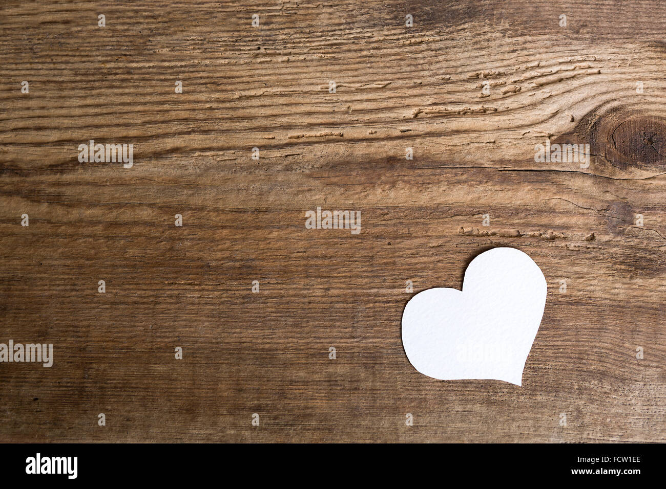 White Paper Heart auf hölzernen Hintergrund Stockfoto