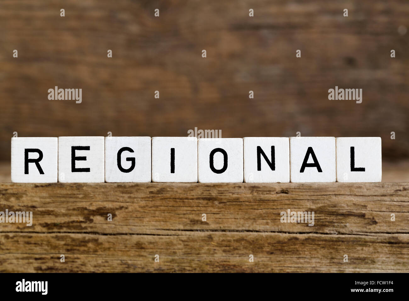 Das Wort regionale in Würfel auf hölzernen Hintergrund geschrieben Stockfoto