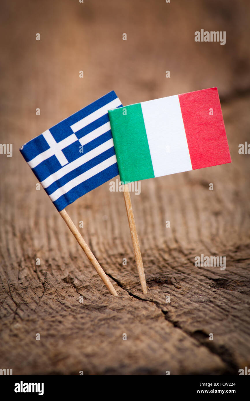 Flagge von Italien und Griechenland auf hölzernen Hintergrund Stockfoto