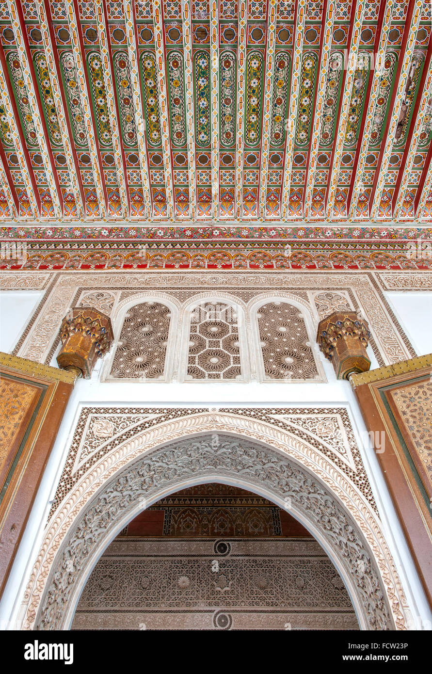 Detail der Einfahrt in eines der Zimmer in der Bahia Palast in Marrakesch, Marokko. Stockfoto