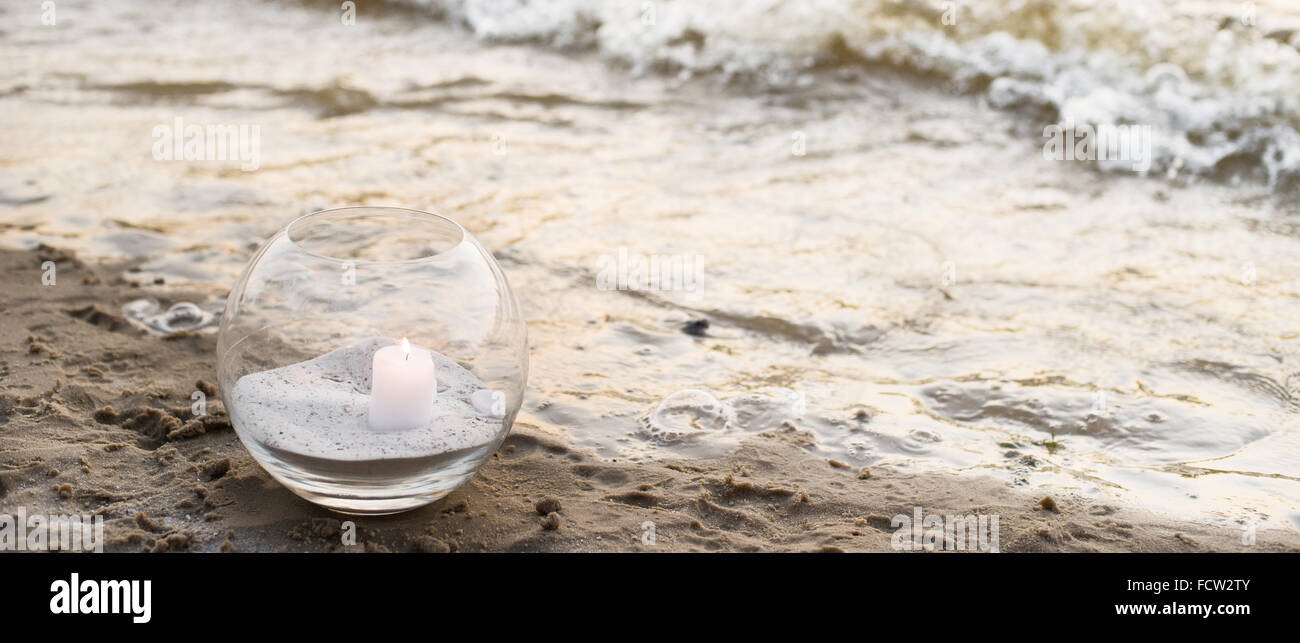 Eine Kerze am Meer Stockfoto