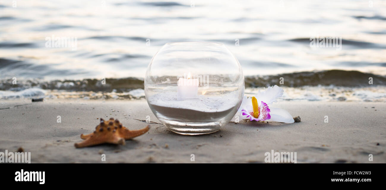 Eine Kerze am Meer Stockfoto