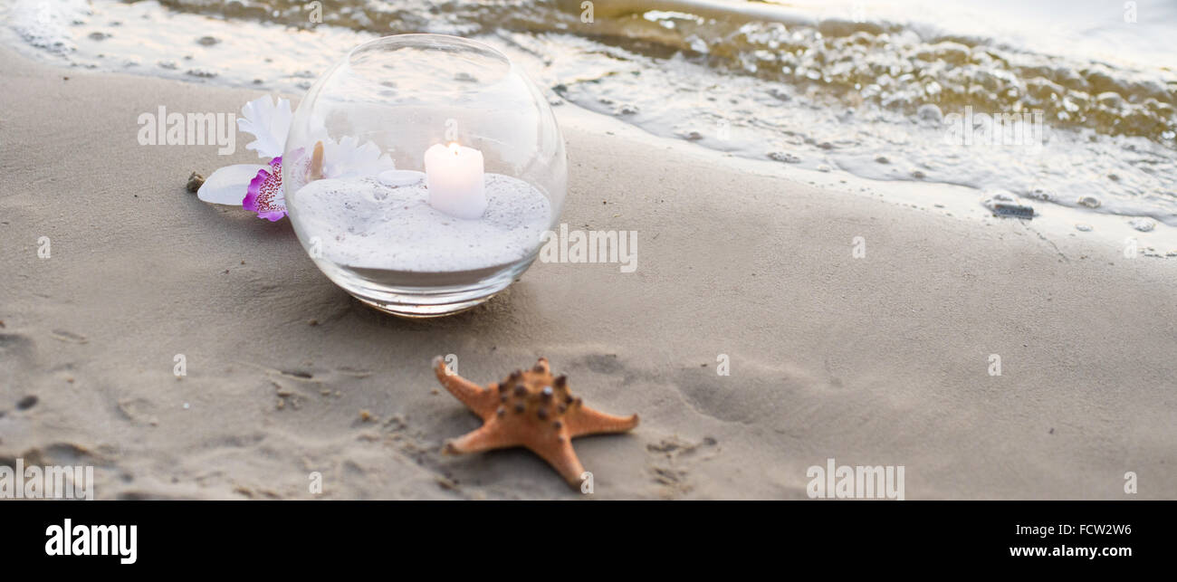 Eine Kerze am Meer Stockfoto