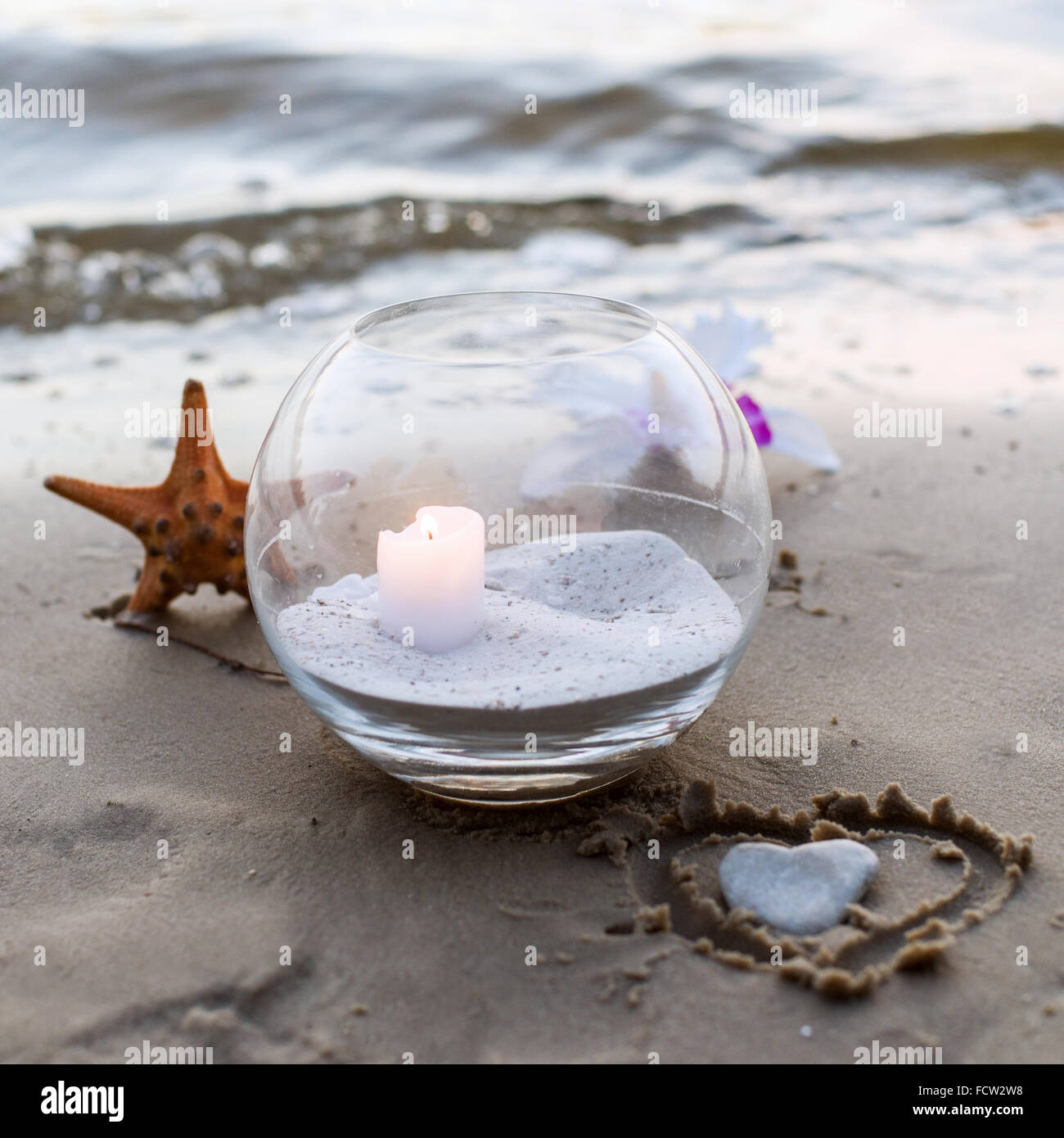 Eine Kerze am Meer Stockfoto