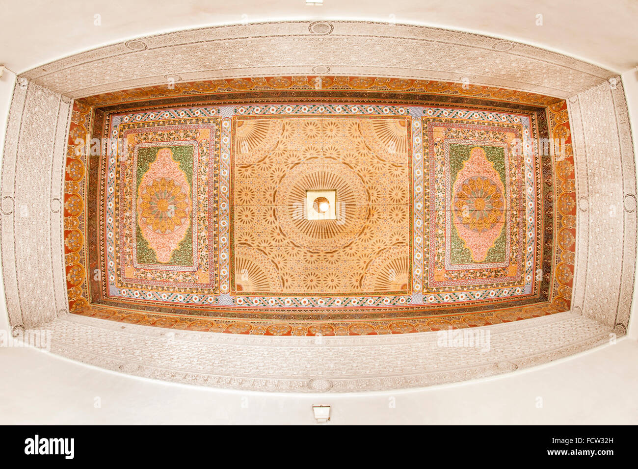 Decke in eines der Zimmer des Bahia Palastes in Marrakesch, Marokko. Stockfoto
