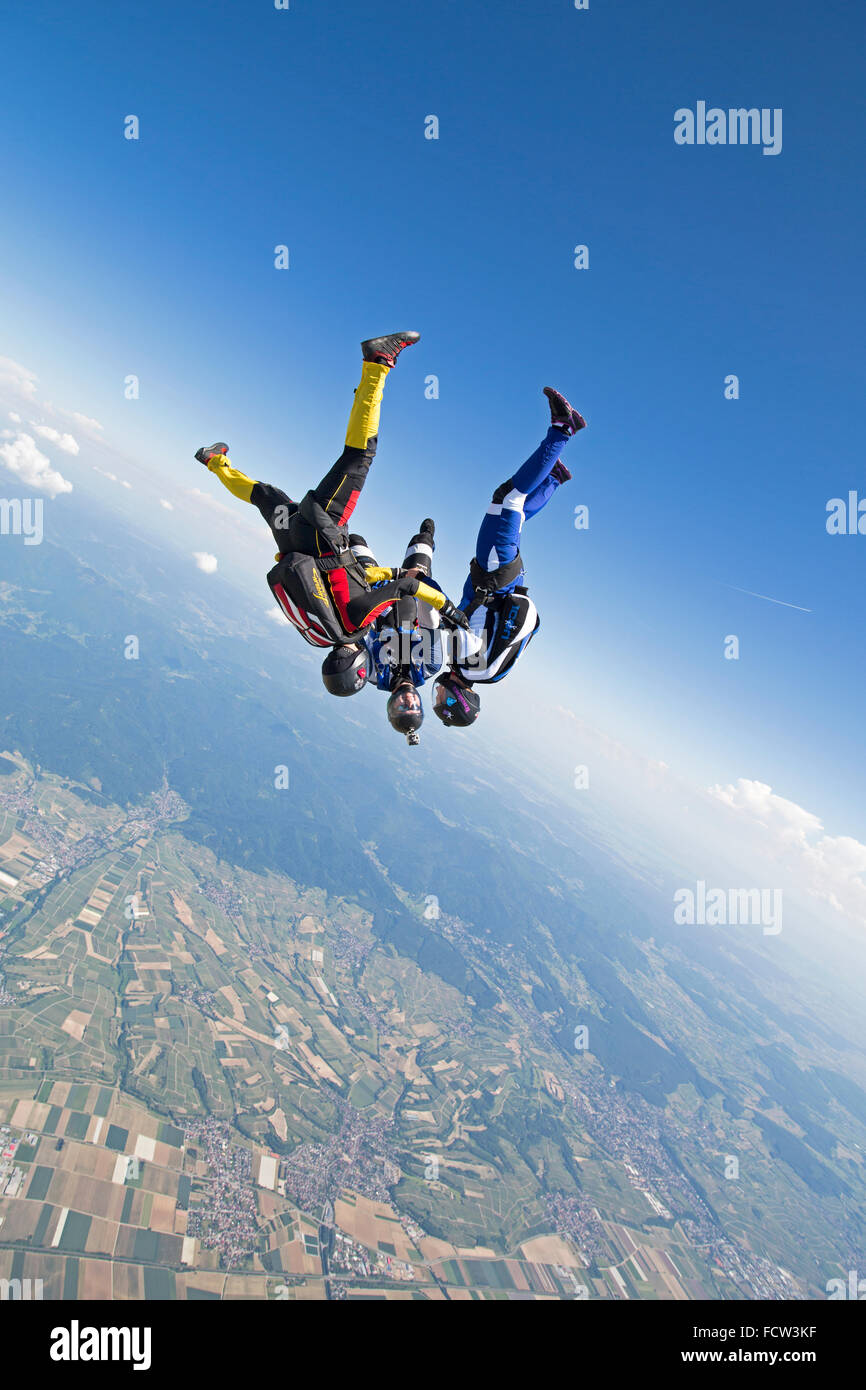 Diese freefly skydiving Team ist die Hand im Kopf-Position nach unten. Damit Sie hetzen mit einer Geschwindigkeit von über 150 km/h nach unten zusammen! Stockfoto