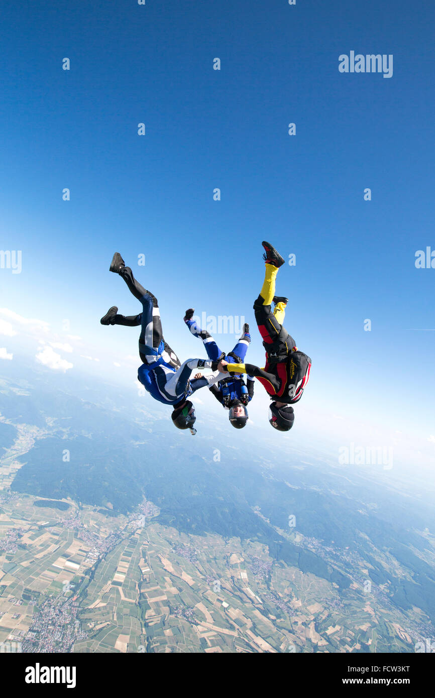 Diese freefly skydiving Team ist die Hand in einem Kopf-Position nach unten. Damit Sie hetzen mit einer Geschwindigkeit von über 150 km/h runter! Stockfoto