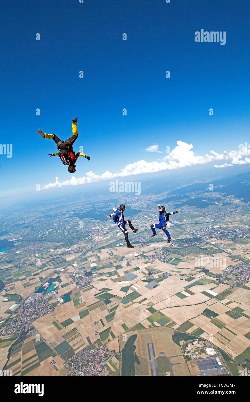 Dieses Freefly Fallschirmspringen Team trainiert zusammen in den Himmel. Damit sie Spaß und mit Geschwindigkeit umeinander fliegen. Stockfoto