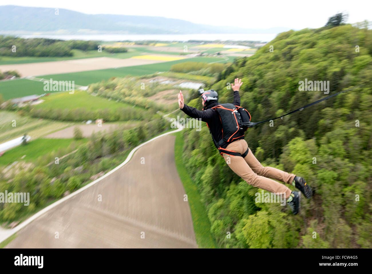 Base-Jumper ist eine Brücke bekommen. Dadurch öffnet sich sein Fallschirm über eine Pilot-Rutsche-Assist, durch den Jumper auf dem Objekt durchgeführt. Stockfoto