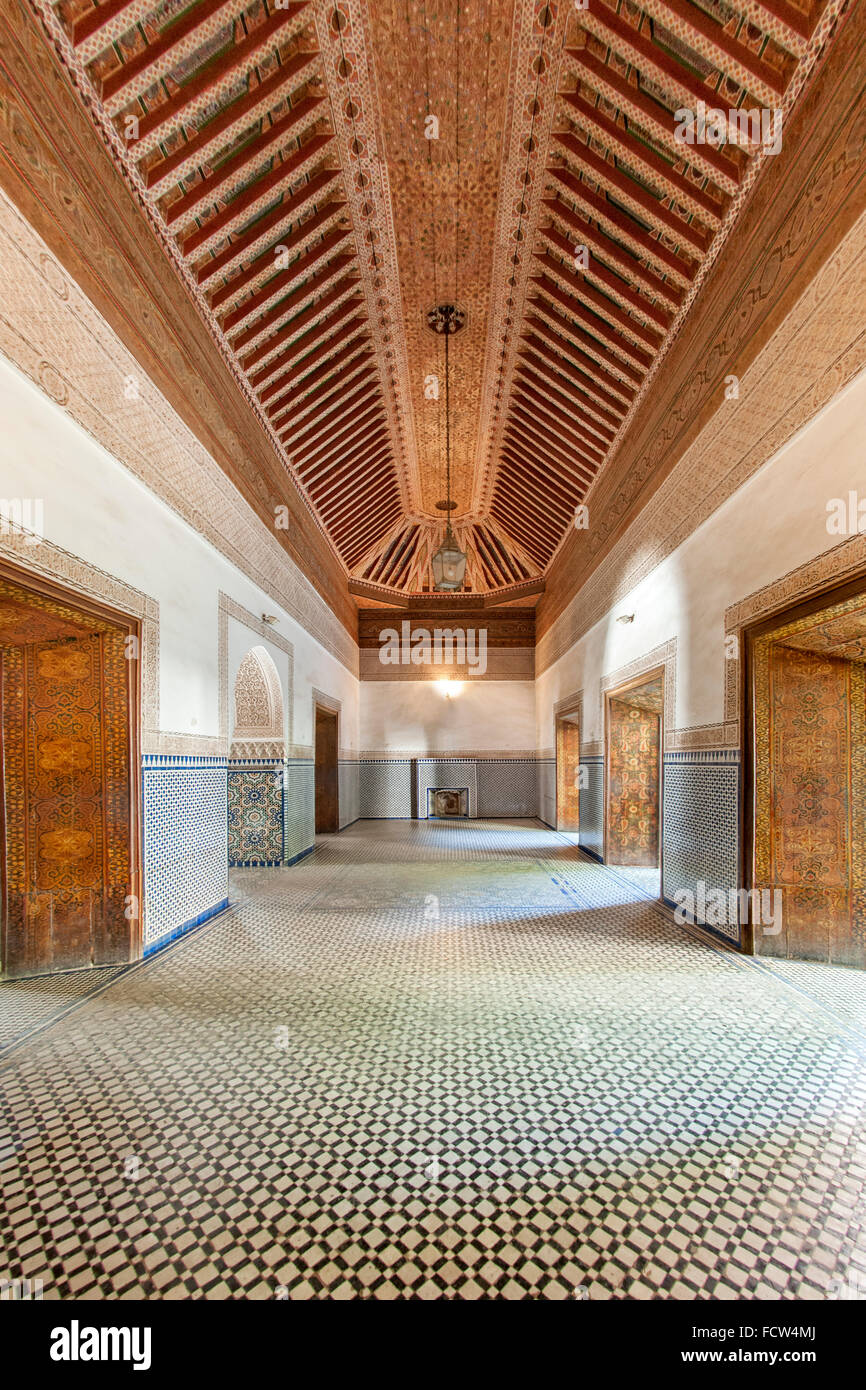 Interieur und Decke in einem der Zimmer des Bahia Palastes in Marrakesch, Marokko. Stockfoto