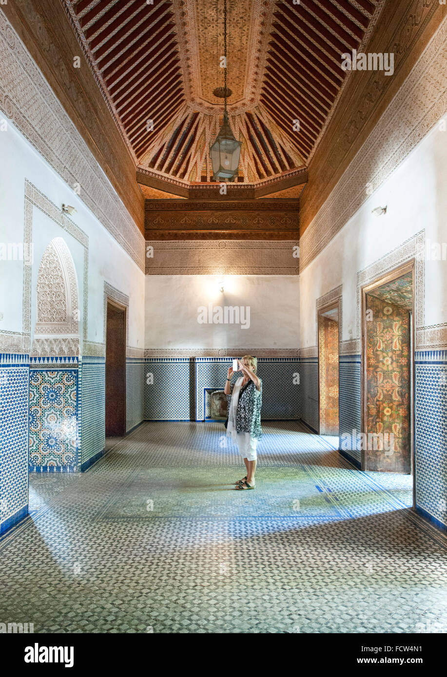 Interieur und Decke in einem der Zimmer des Bahia Palastes in Marrakesch, Marokko. Stockfoto