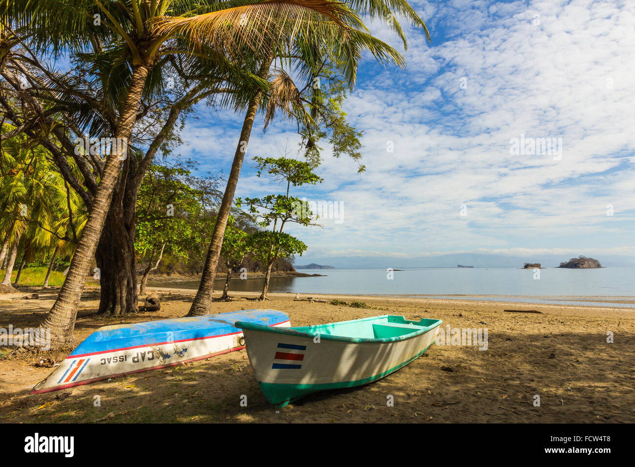 Angelboote/Fischerboote am Strand von Playa Pájaros am SW Küste des Golf von Nicoya; Playa Pájaros, Nicoya Halbinsel, Puntarenas, Costa Rica Stockfoto