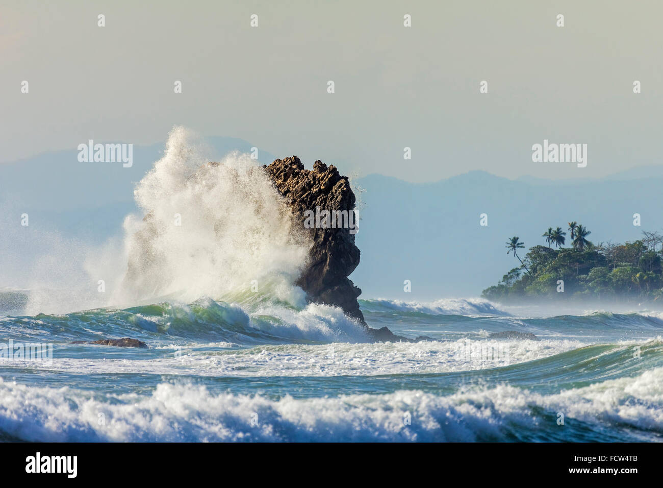 Surfen Sie in einem Stack mit Meer zwischen Santa Teresa & Hermosa Strände auf der Halbinsel Nicoya; Santa Teresa, Puntarenas, Costa Rica Stockfoto