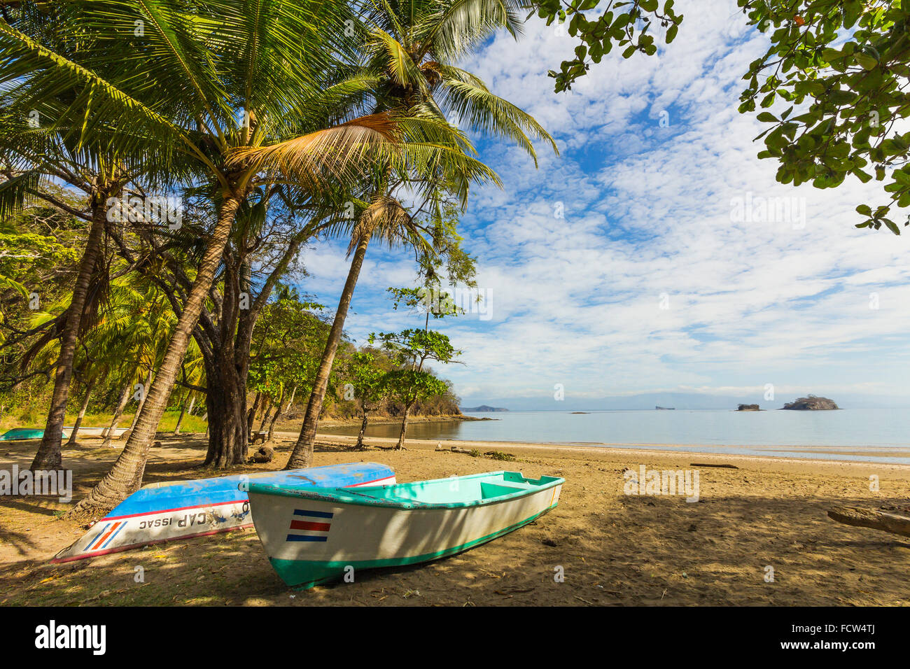 Angelboote/Fischerboote am Strand von Playa Pájaros auf W Küste des Golf von Nicoya; Playa Pájaros, Nicoya Halbinsel, Puntarenas, Costa Rica Stockfoto