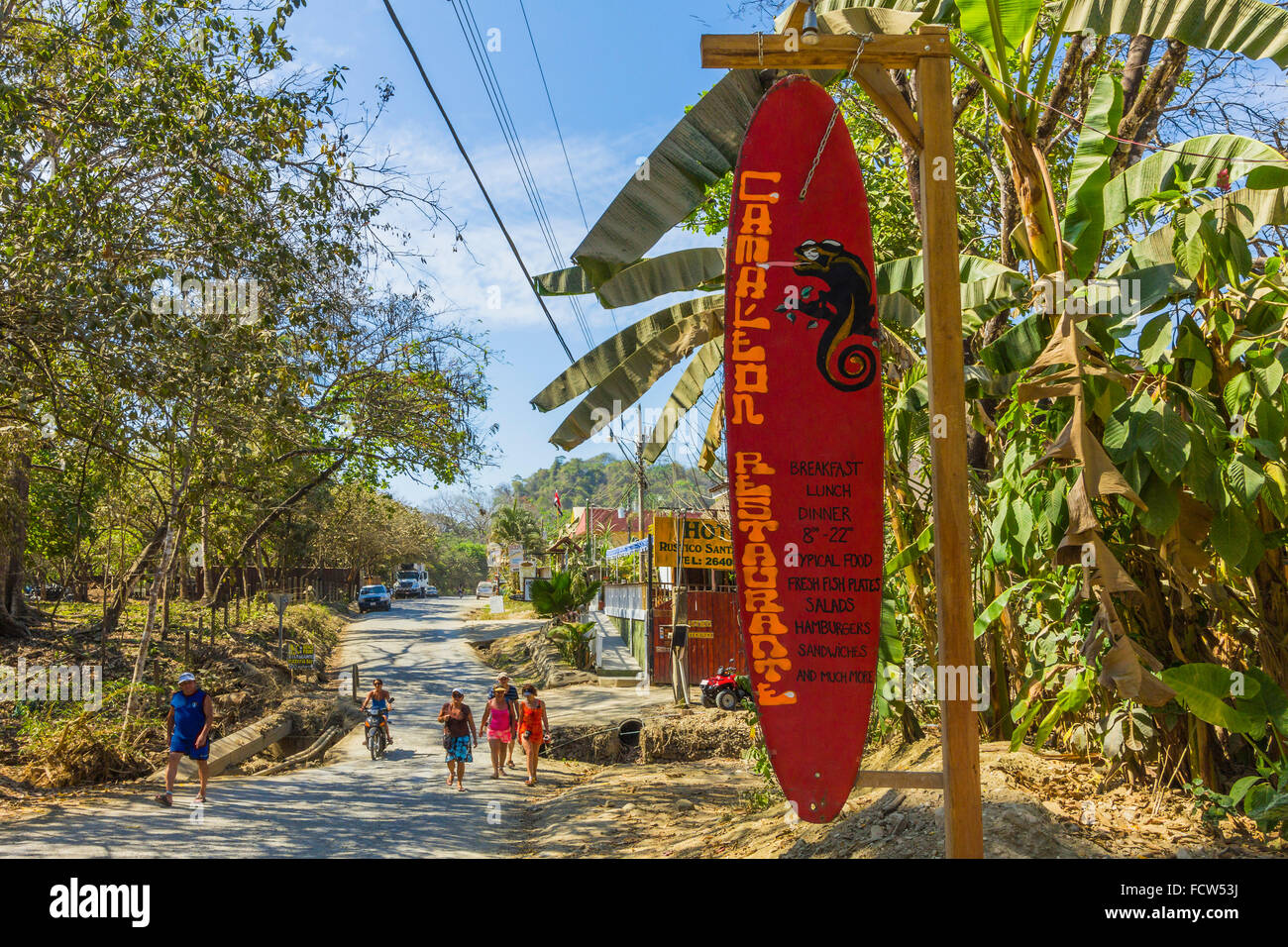 Melden Sie durch Schmutz Hauptstraße south Pacific Coast Resort auf der Nicoya Halbinsel; Playa SantaTeresa, Puntarenas, Costa Rica Stockfoto