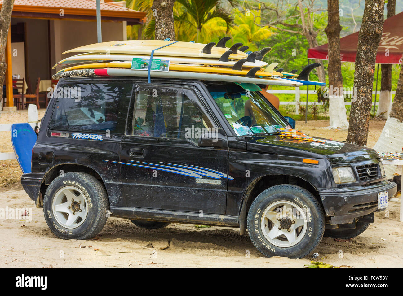 Mehrere Surfbretter auf Surflehrer Auto in diesem Resort an der Südküste der Halbinsel Nicoya; Santa Teresa, Puntarenas, Costa Stockfoto