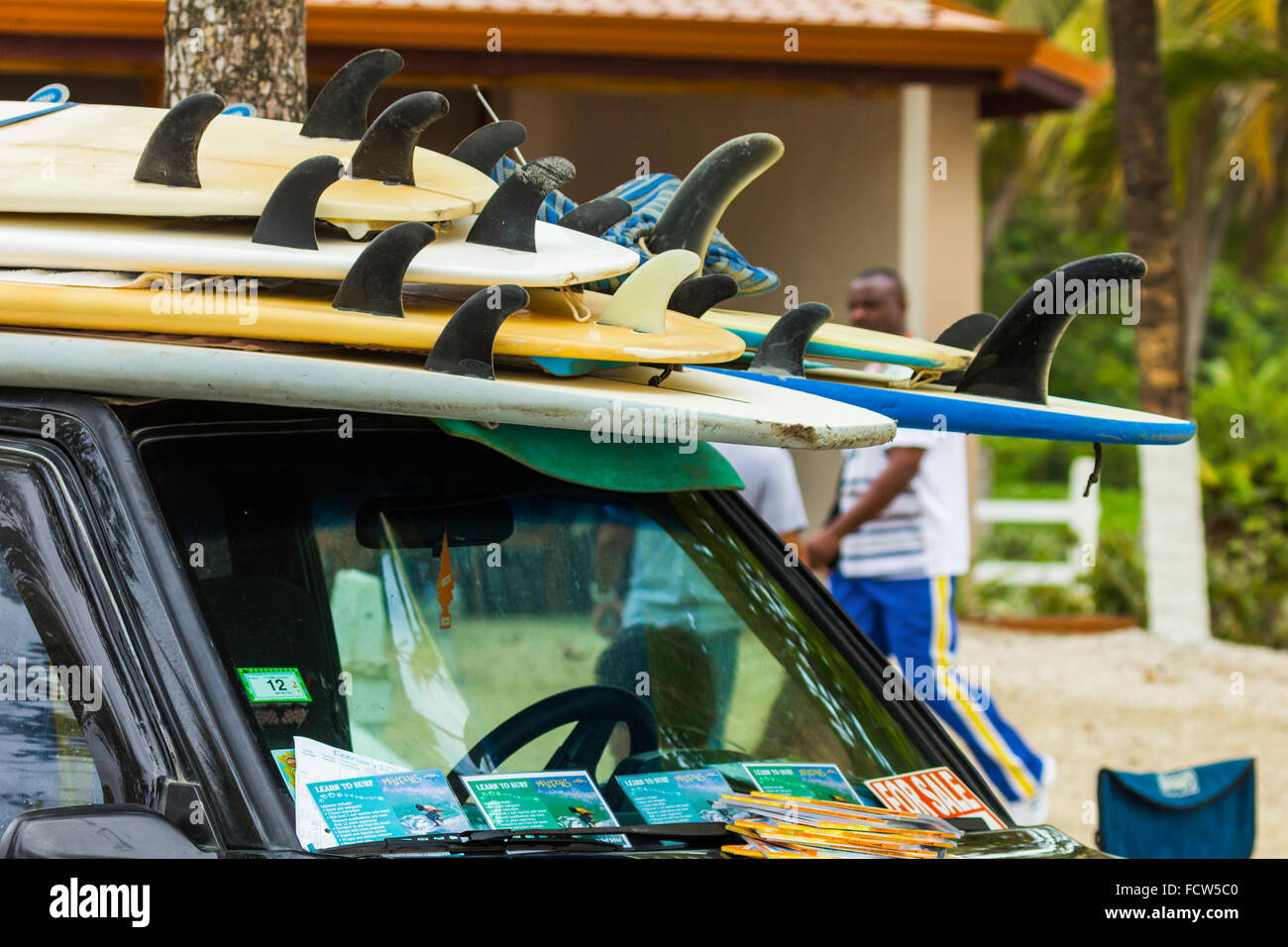 Mehrere Surfbretter auf Surflehrer Auto in diesem Resort an der Südküste der Halbinsel Nicoya; Santa Teresa, Puntarenas, Costa Stockfoto