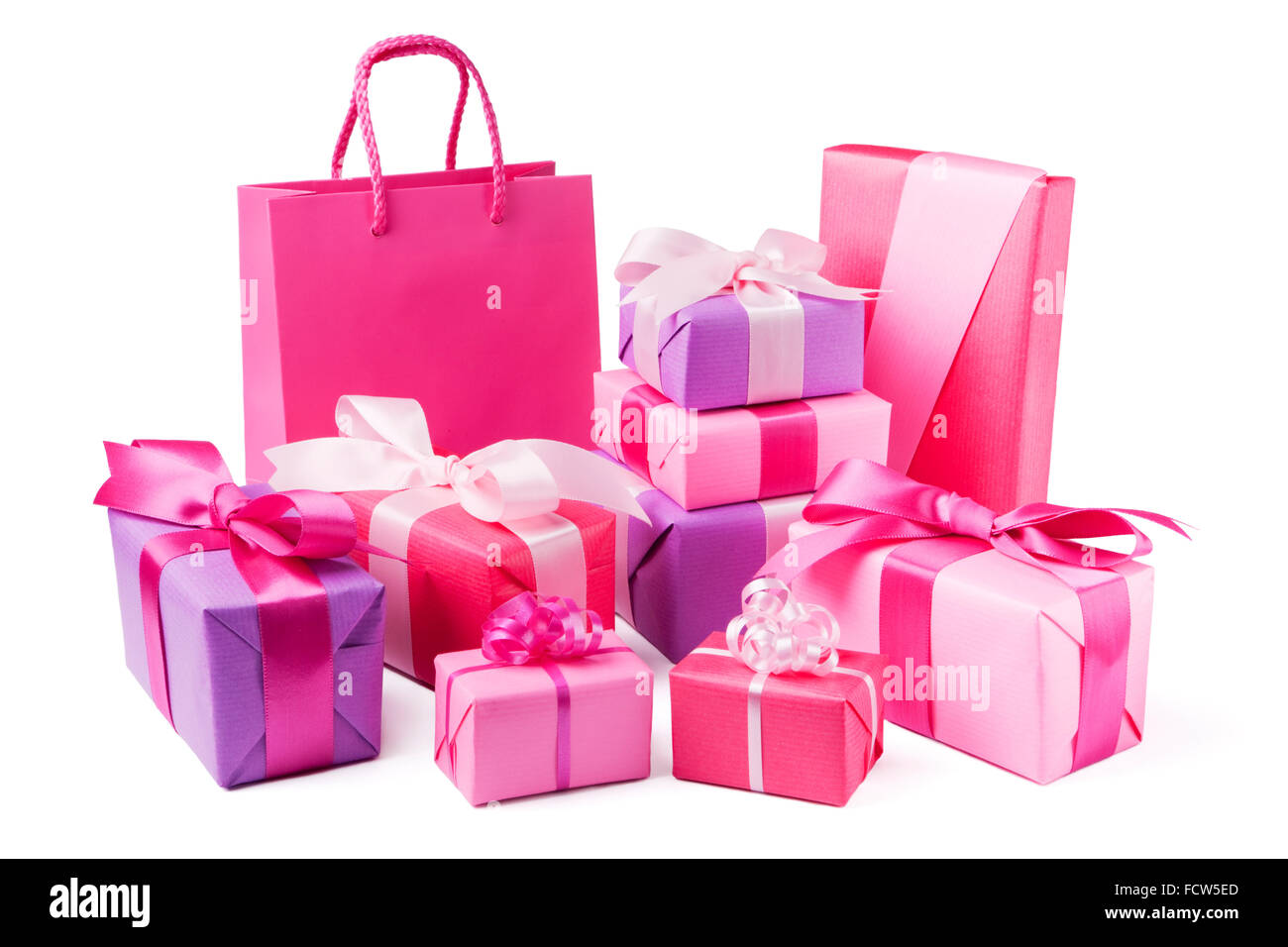 Eine Sammlung von rosa und lila Valentinsgeschenke mit Satinbänder. Stockfoto